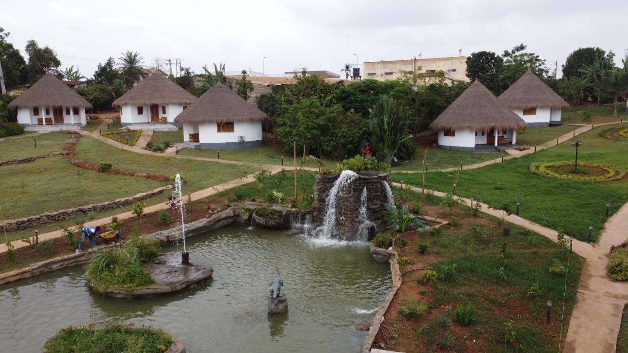 Village Noah Яунде Экстерьер фото